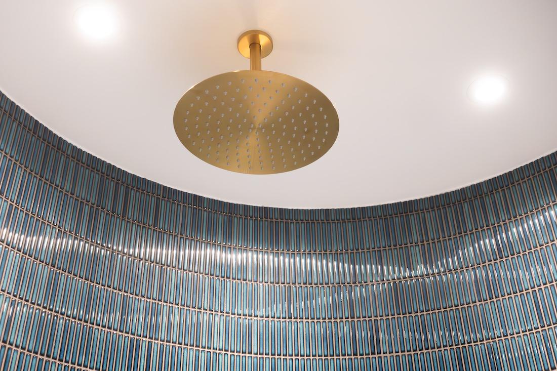 woonhome-gouden-regendouche-blauwe-badkamer-wandtegels-1