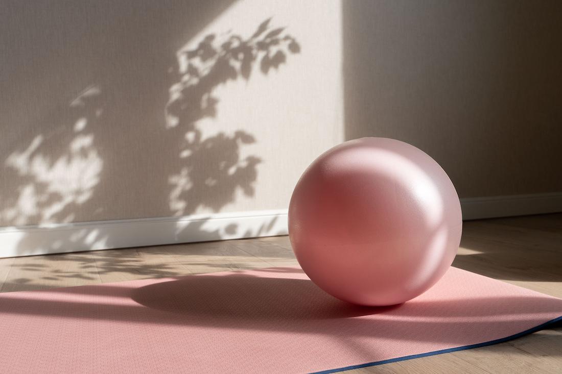 woonhome-roze-yoga-mat-bal-slapen-zonder-stress-1