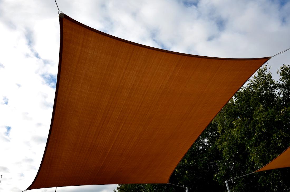 woonhome-schaduwdoek-tuin-inspiratie-schaduw-in-tuin-1