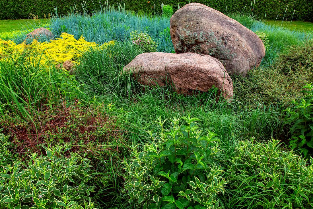 woonhome-zwerfkei-kopen-in-de-tuin-rocky-garden-stenen-tuin-natuurlijke-tuin-1