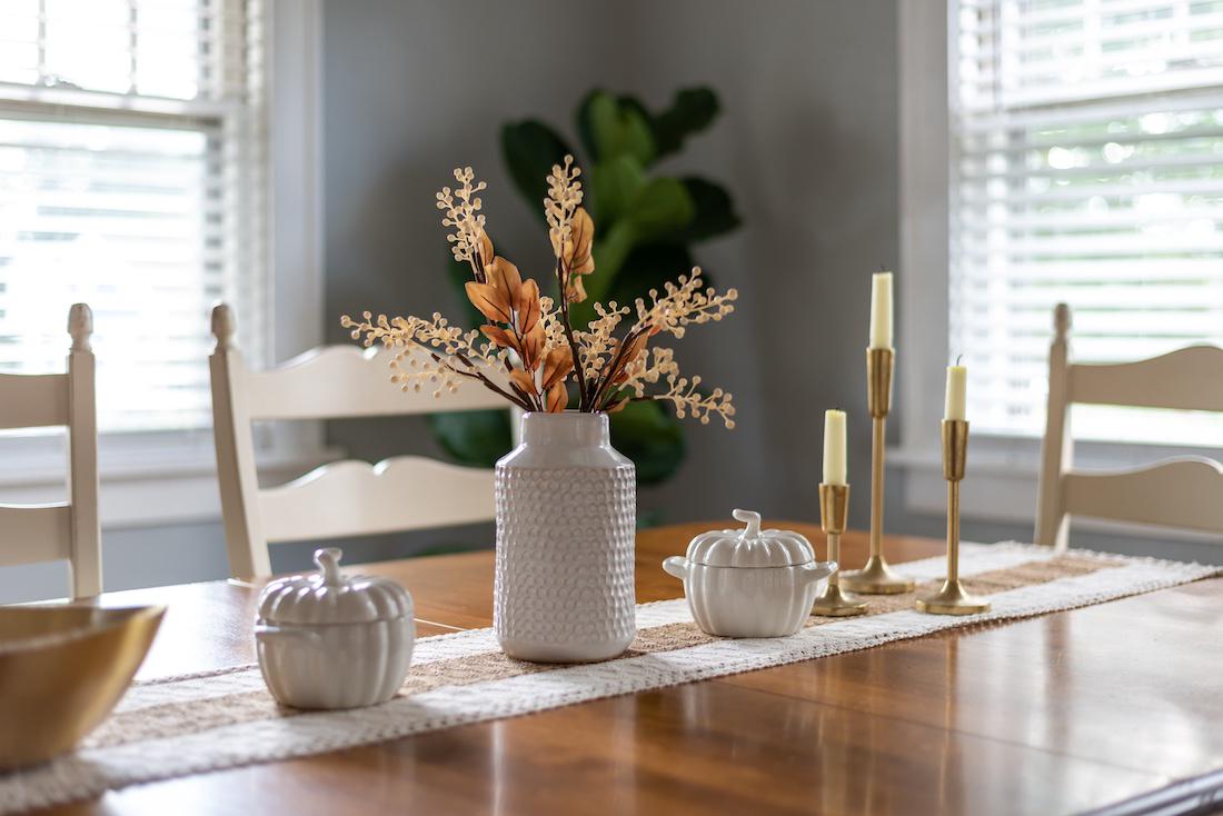 woonhome-accessoires-eettafel-vaas-bloemen-kandelaars-1