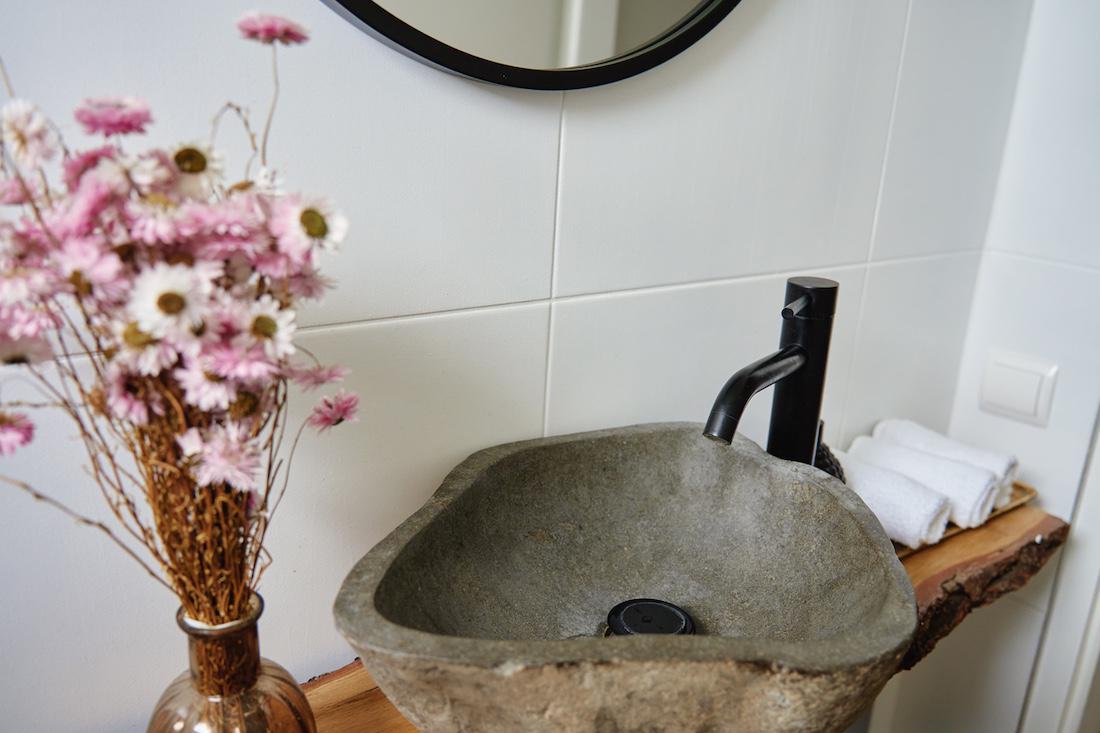 woonhome-badkamer-organische-vormen-wastafel-natuursteen-1