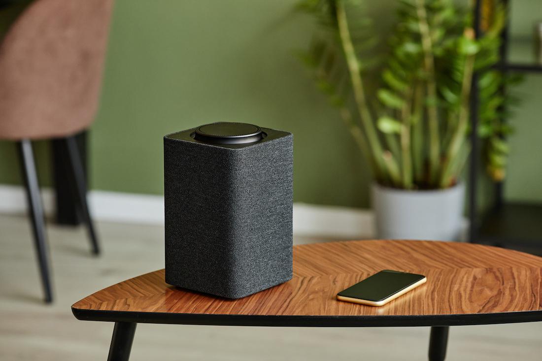 woonhome-slimme-apparaten-in-huis-speaker-smartphone-muziek-bedienen-1