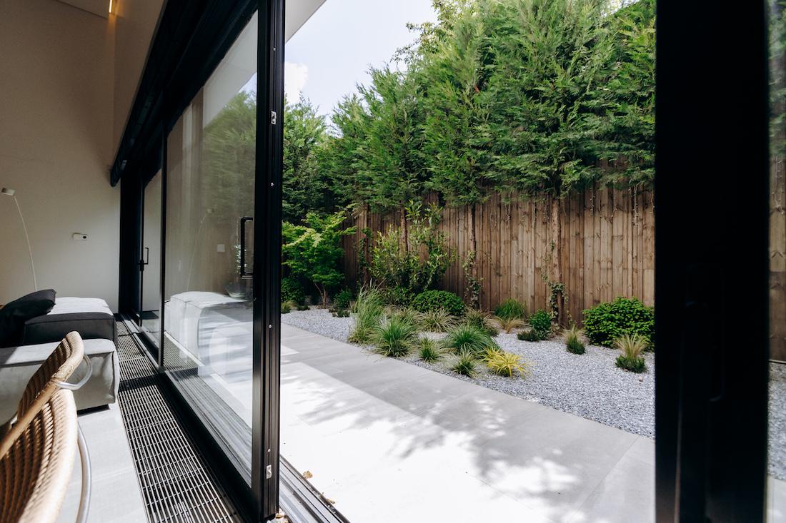 woonhome-glazen-schuifwand-zwarte-schuifdeur-naar-de-tuin-1