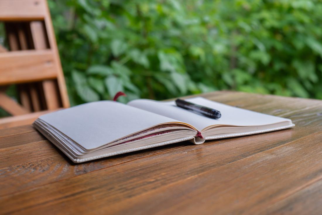 woonhome-me-time-moment-tot-rust-komen-boek-lezen-schrijven-in-boek-schrift-1