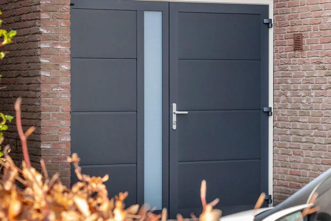 woonhome-openslaande-garagedeur-ambassa-glas.jpg.webp
