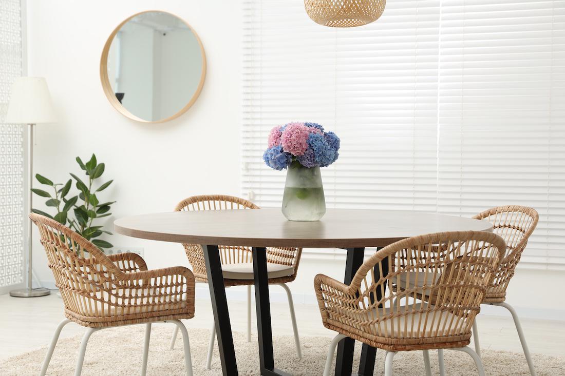 woonhome-woontrends-interieur-trends-rotan-natuurlijke-materialen-ovale-ronde-eettafel-1