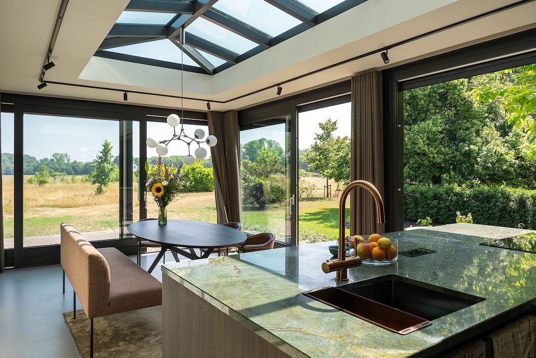 woonhome-Zadeldak-lichtstraat-serre-met-schuifpui-en-lichtstraat-1.jpggevoel dat je huis nét dat beetje extra mist? Dat het overdag nog steeds voelt alsof je in een grot woont, zelfs als de zon schijnt? Nou, dat was dus mijn situatie. Ik ben dol op mijn huis, echt waar, maar het was gewoon te donker. Vooral in de keuken en eetkamer – plekken waar ik juist het meeste tijd doorbreng. En als woonliefhebber (lees: obsessieve Pinterest-scroller) wist ik: dit moet anders.Ik begon met de gebruikelijke trucjes: lichtere verf op de muren, spiegels strategisch ophangen, lampen met daglichtkleur… maar het bleef behelpen. Tot ik op een dag op Instagram een foto zag van een waanzinnige lichtstraat. BAM. Liefde op het eerste gezicht. Ik wist meteen: dit is het. Dit is wat mijn huis nodig heeft. Wat is een lichtstraat eigenlijk? Voor wie het nog niet kent: een lichtstraat is een soort glazen dakconstructie die je in een plat dak (of soms een schuin dak) laat plaatsen. Het zorgt voor een enorme hoeveelheid natuurlijk licht. Er zijn verschillende modellen: een lessenaar lichtstraat (schuin aflopend), een zadeldak lichtstraat (twee schuine zijden die samen een punt vormen), en een schilddak lichtstraat (vier schuine zijden, wat een beetje een luxe uitstraling geeft). Na wat speurwerk en eindeloos vergelijken, koos ik voor een zadeldakmodel. Waarom? Omdat het perfect past bij de stijl van mijn huis én het zorgt voor een mooie symmetrie in het licht. Het voelt alsof de zon nu echt binnenkomt en blijft hangen. Waarom De Lichtstraat Expert? Ik kwam uiteindelijk uit bij zadeldak van De Lichtstraat Expert. En geloof me, ik ben kritisch. Maar deze partij had alles wat ik zocht: duidelijke informatie, mooie voorbeelden, goede reviews én ze denken echt met je mee. Geen gladde verkooppraatjes, maar eerlijke adviezen. Ik ben langs gegaan bij de showroom, daar namen ze de tijd om mijn wensen te bespreken en gaven me een offerte mee. Pluspunt: ze werken met hoogwaardige materialen en het eindresultaat is echt vakwerk. Het verschil is dag en nacht Sinds de lichtstraat geplaatst is, is mijn huis letterlijk en figuurlijk opgefleurd. De ruimte voelt groter, frisser, en ik merk dat ik er veel meer tijd doorbreng. Zelfs op regenachtige dagen is het licht zacht en natuurlijk. Mijn planten zijn blij, ik ben blij, en zelfs mijn kat ligt nu standaard onder de lichtstraat te chillen. Wat ik ook niet had verwacht: het heeft mijn interieur een boost gegeven. Door het natuurlijke licht komen kleuren beter tot hun recht, en ik durf nu zelfs wat donkerdere tinten te gebruiken in mijn styling. Het voelt allemaal veel minder somber. Zou ik het opnieuw doen? Zonder twijfel. Een lichtstraat is niet alleen een interieur upgrade, maar ook een investering in je woongeluk. En als je twijfelt over welk model het beste bij jouw huis past, dan raad ik je aan om gewoon eens contact op te nemen met De Lichtstraat Expert. Ze hebben echt verstand van zaken en helpen je stap voor stap. Dus, ben jij ook klaar met dat donkere hoekje in huis? Wil je meer zon, meer sfeer, meer leven in je woning? Denk dan eens aan een lichtstraat. Het heeft mijn huis veranderd – en stiekem ook een beetje mijn leven.