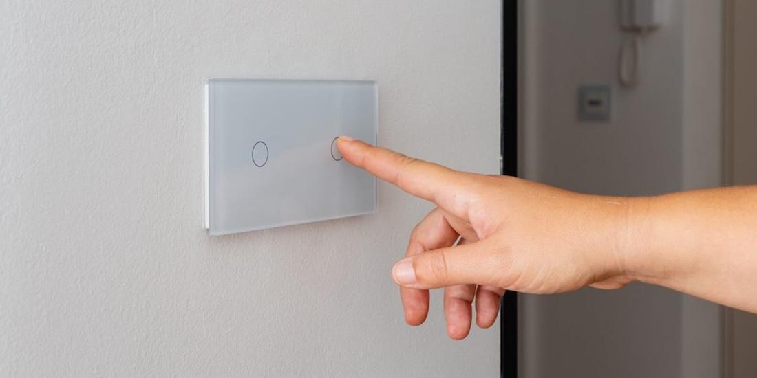 Druk het icoontje van de touch schakelaar aan en de schakelaar reageert direct.