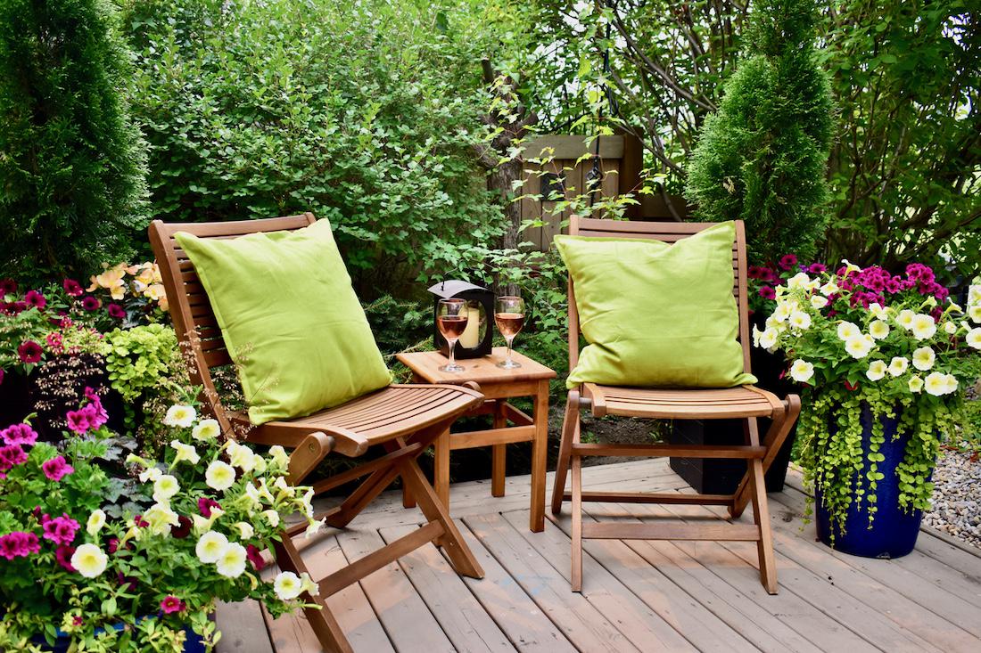 woonhome-houten-tuinstoelen-tuin-verlengstuk-woonkamer-groene-tuin-1