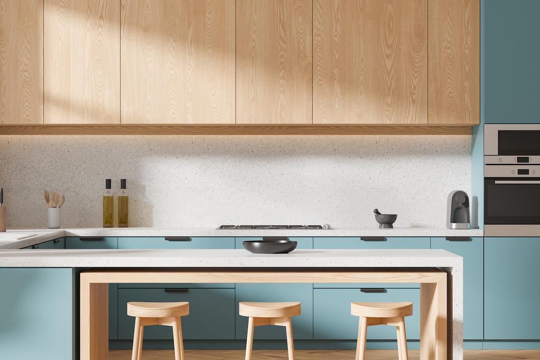 woonhome-keukenverf-keuken-verf-verven-licht-blauwe-kleur-moderne-keuken-inspiratie-houten-keukenkasten-1