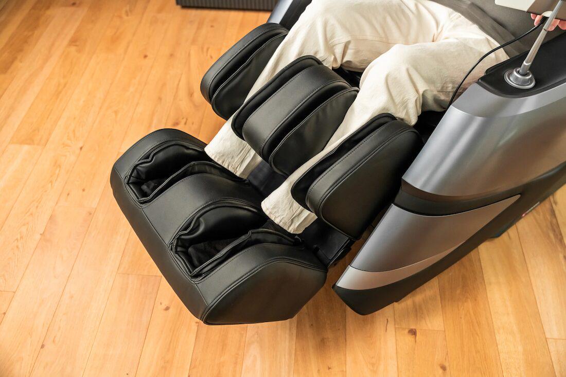 woonhome-massagestoel-werking-comfort-moderne-massage-stoel-benen-in-massagestoel-1