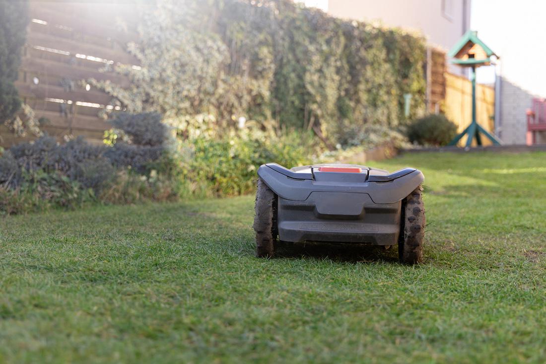 woonhome-robotmaaier-robot-grasmaaier-tuin-1