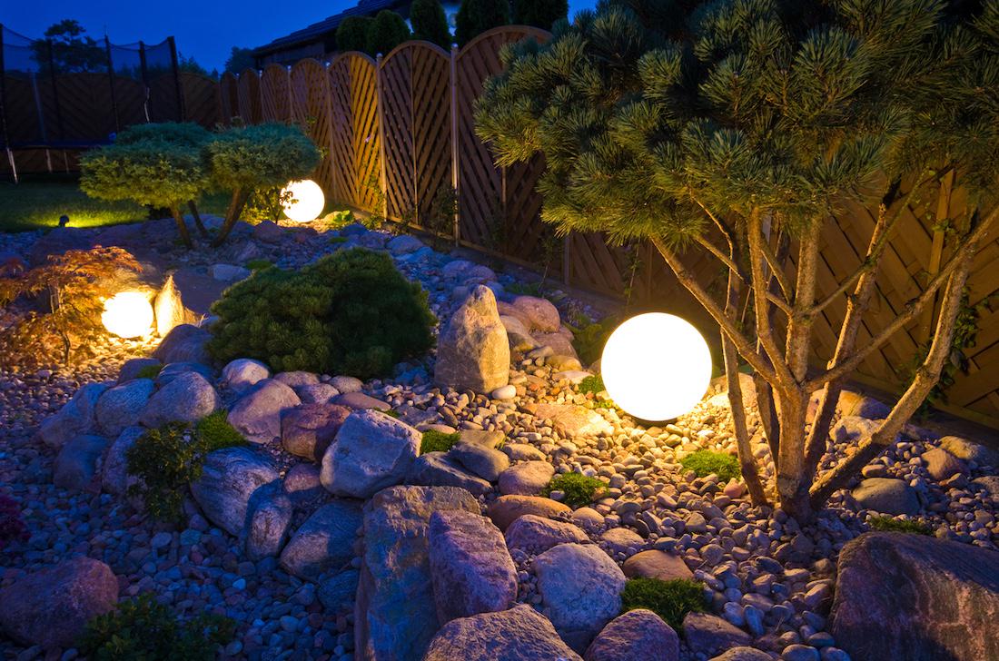 woonhome-tuin-verlichting-lichtbollen-in-tuin-licht-bol-in-tuin-1