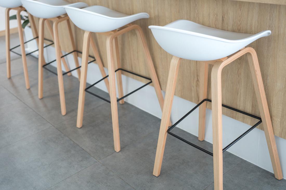 woonhome-barkrukken-houten-poten-moderne-witte-zit-1