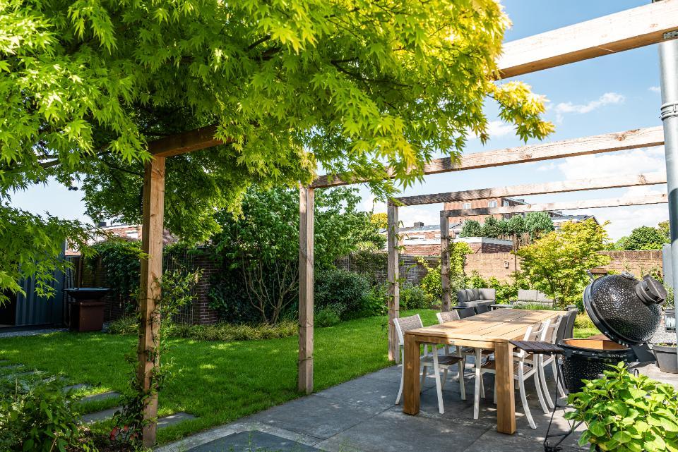 woonhome-uwtuin-tuinonderhoud-tuinplan-plattegrind-tuin-groene-tuin-hoveniers-tuinhuis-houten-tuinhuisje-veranda-bbq-1