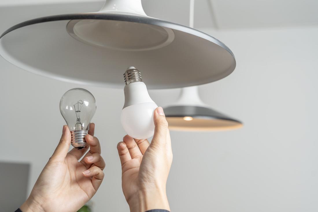 woonhome-energieverbruik-huis-woning-slim-energie-gebruik-in-huis-lamp-verwisselen-LED-lamp-plaatsen-1