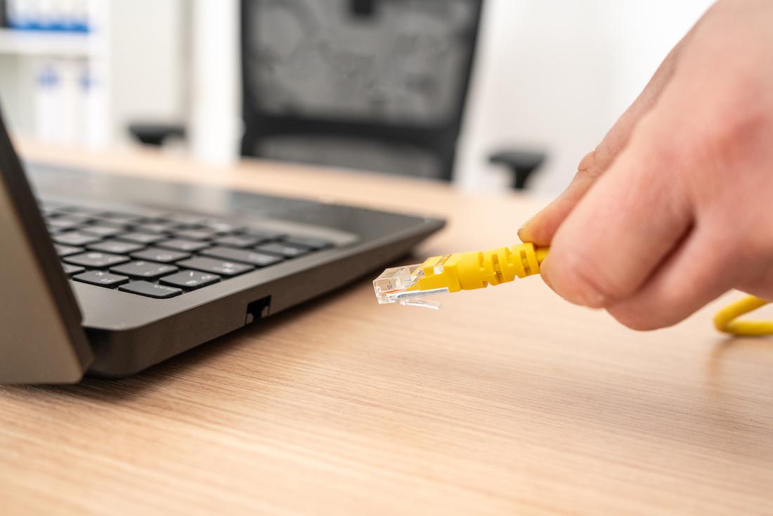 woonhome-glasvezel-aanleggen-in-huis-internet-thuis-kantoor-laptop-kabel-1