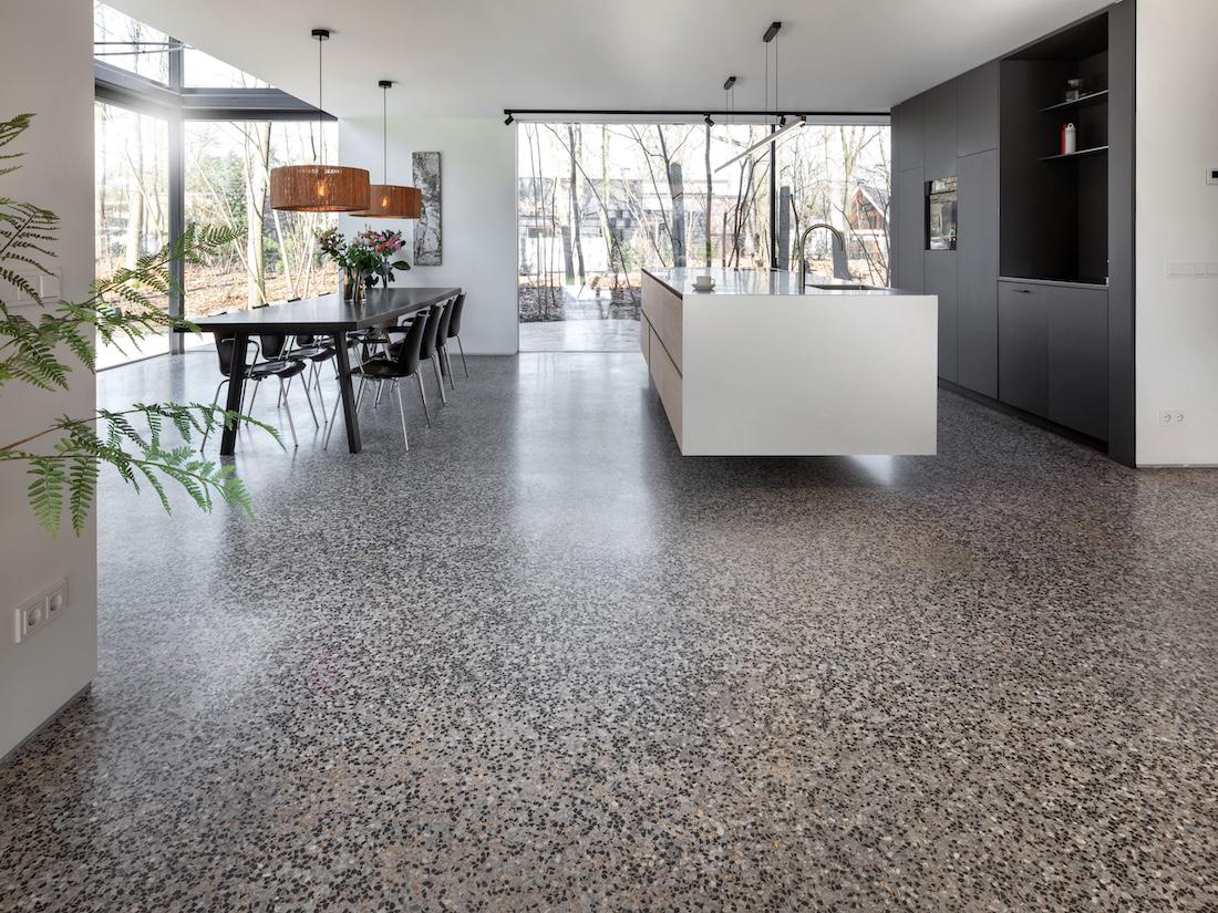 woonhome-terrazzo-vloer-interieur-vloeren-gietvloer-epoxy-lag-leggen-2