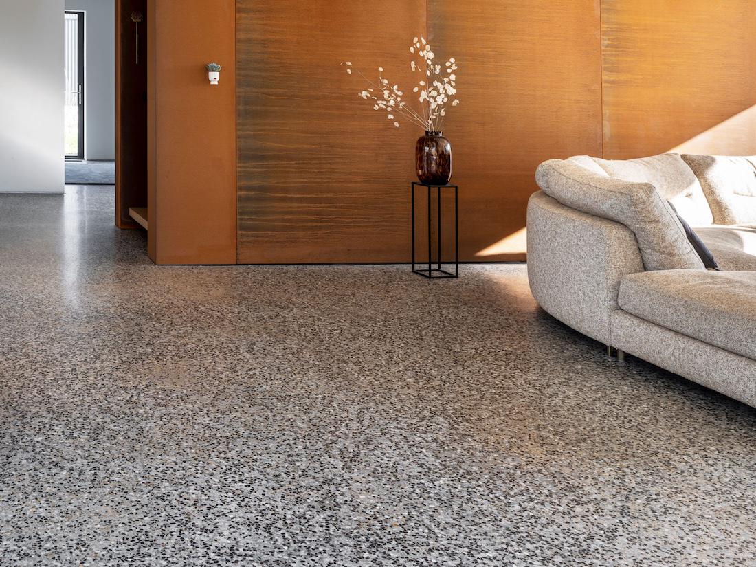 woonhome-terrazzo-vloer-interieur-vloeren-gietvloer-epoxy-lag-leggen-3