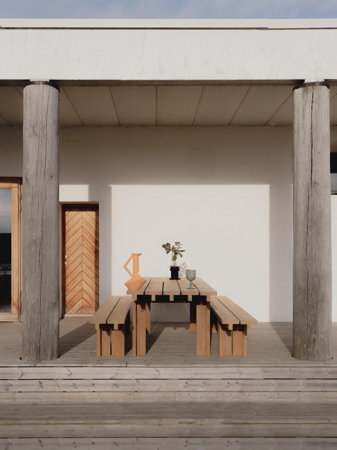 Vaarnii Osa Outdoor tafel en banken in warmtebehandeld grenen op een terras