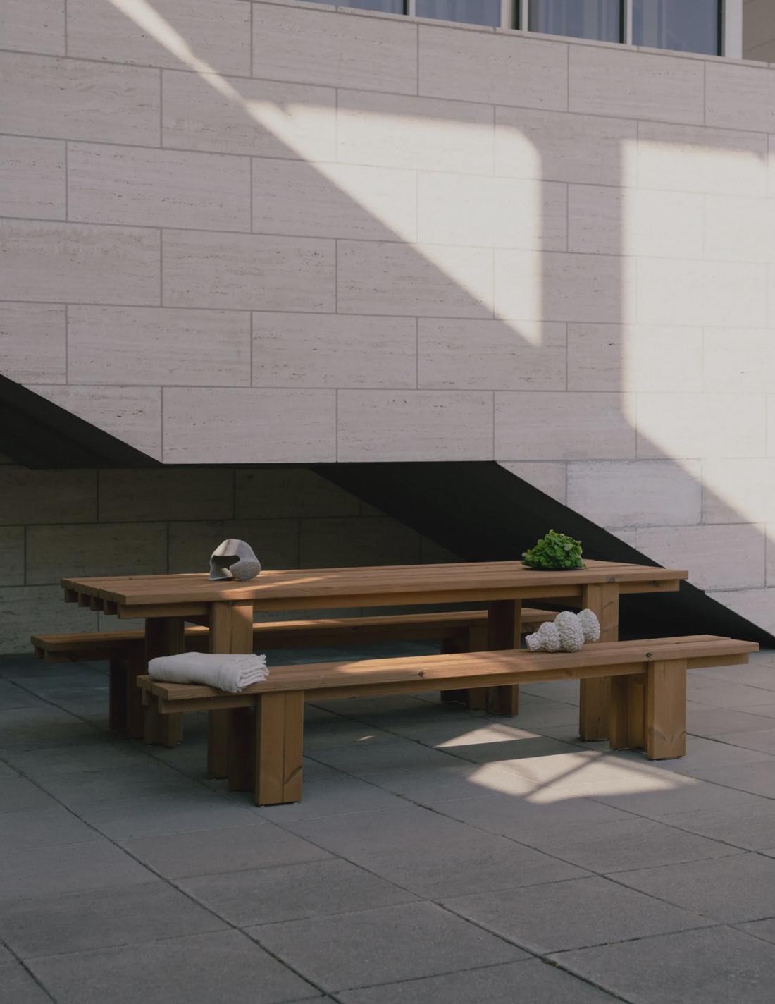 Vaarnii Osa Outdoor Table sfeerbeeld in buitenomgeving