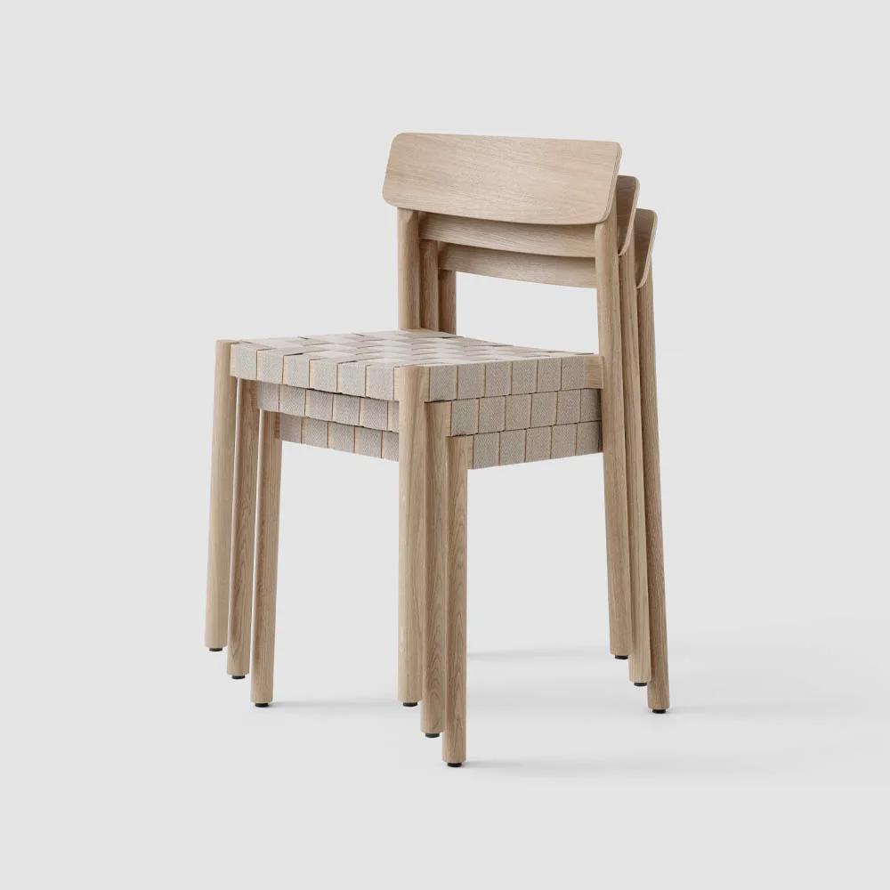 Betty TK1 stoel van &Tradition in eikenhout met gevlochten linnen zitting in interieur