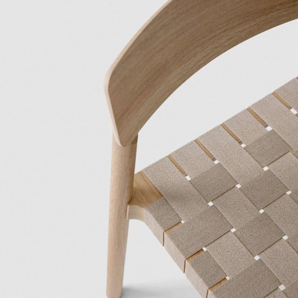 Betty TK1 stoel van &Tradition in Scandinavisch interieur met houten tafel