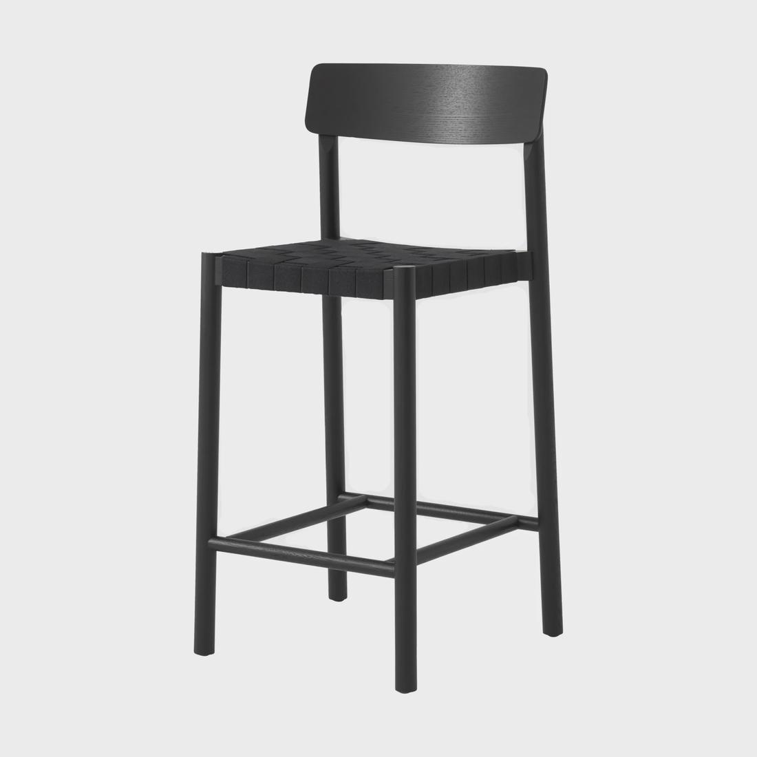 Betty TK12 counter chair barkruk in zwartgelakte es met zwart linnen zitting