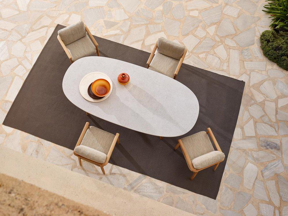 RoyalBotania STYLETTOTABLE MAMBODININGCHAIR – Organische vormen op je terras: zo breng je kosmische elegantie naar buiten