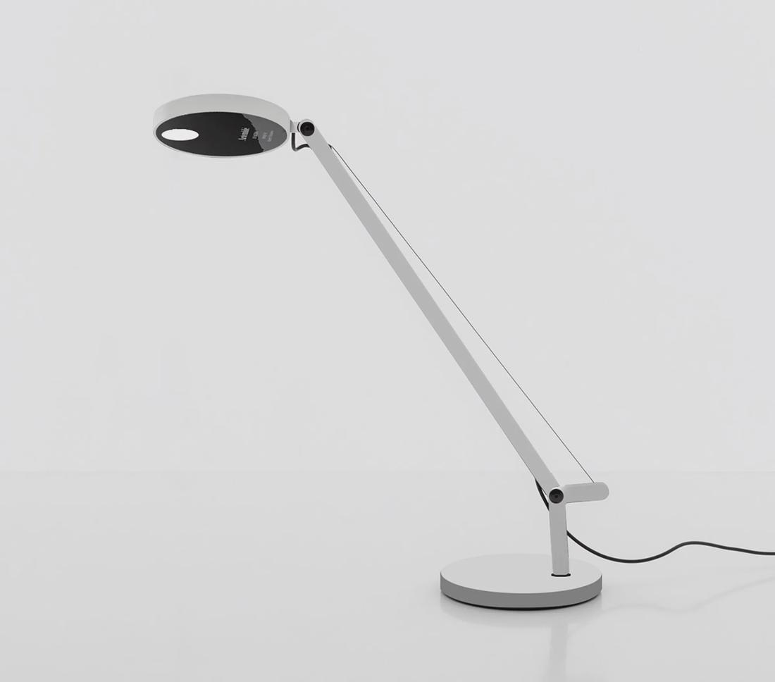 Artemide Demetra tafellamp wit in gebruik op bureau