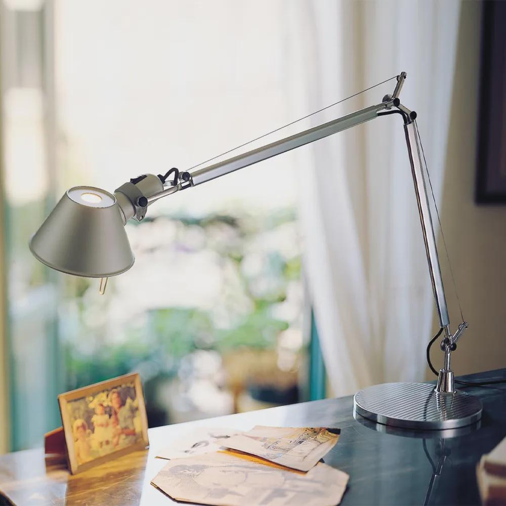 Artemide Tolomeo Mini witte tafellamp op bureau