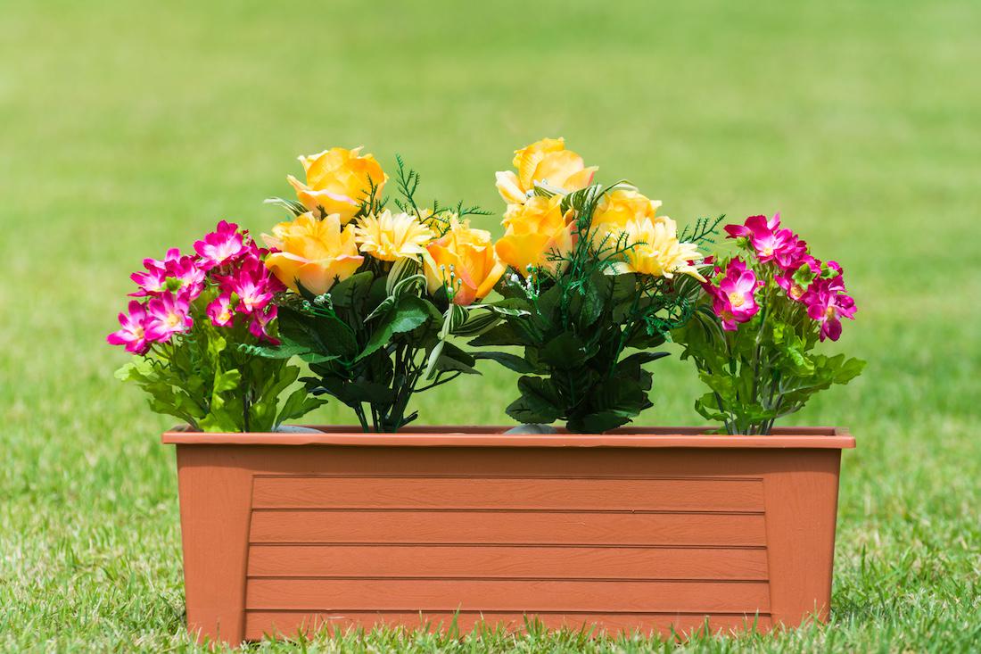 woonhome-kunststof-bloembakken-hangende-bloembak-tuin-kleurige-bloemen-2