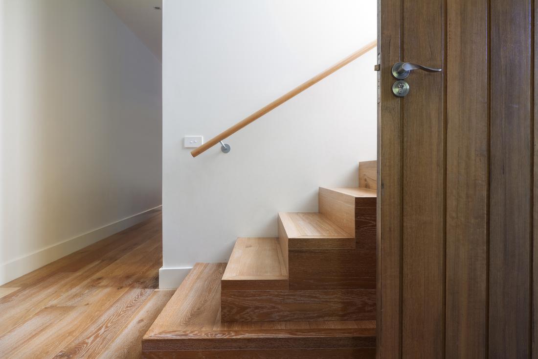 woonhome-Een-nieuwe-trap-laten-plaatsen-houten-moderne-trap-1