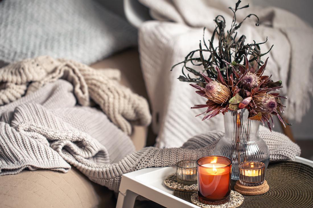 woonhome-kaarsen-sfeer-bloem-interieur-inspiratie-plaid-bank-thuis-1
