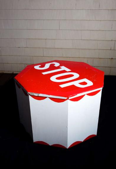 STOP: Vrolijke en duurzame meubels van verkeersborden!