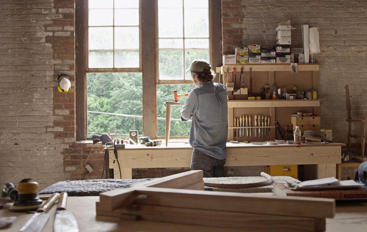 Michael Robbins  &#8211; Met vakmanschap houten designmeubels maken