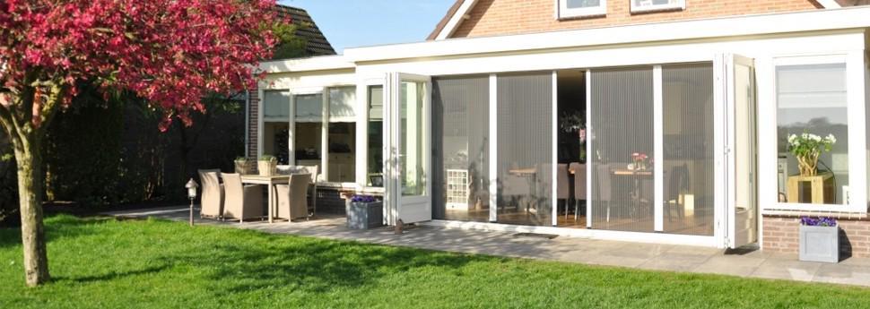 Het voorjaar en de zomer op de juiste manier in huis met plisséhordeuren