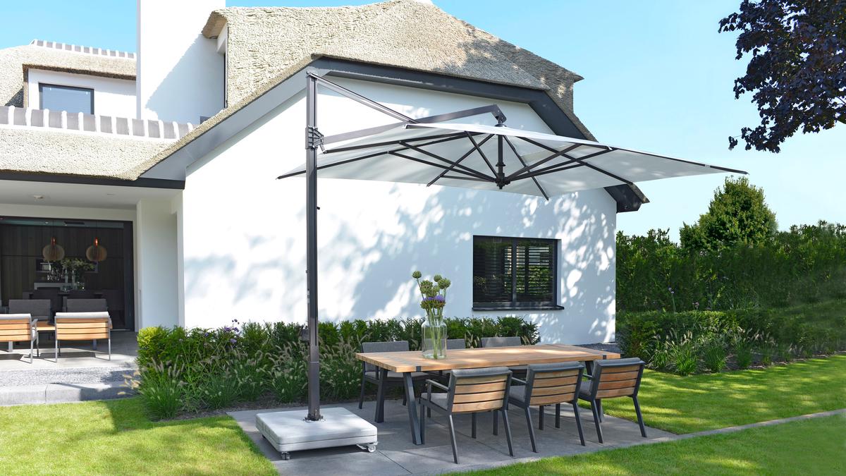Welke parasol past het beste in jouw tuin? Laat je inspireren met deze 4 soorten parasols