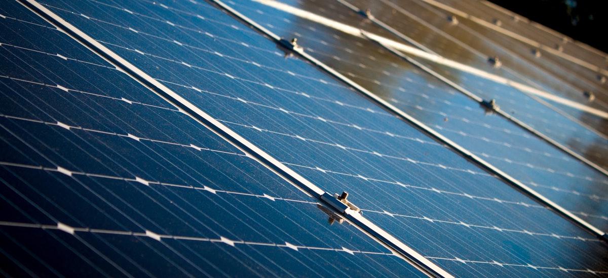 Zonnepanelen op een EPDM dakbedekking