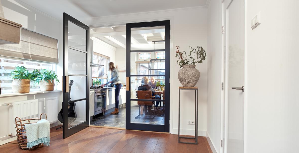 Deze collectie industriële binnendeuren (van écht hout) opent nieuwe deuren