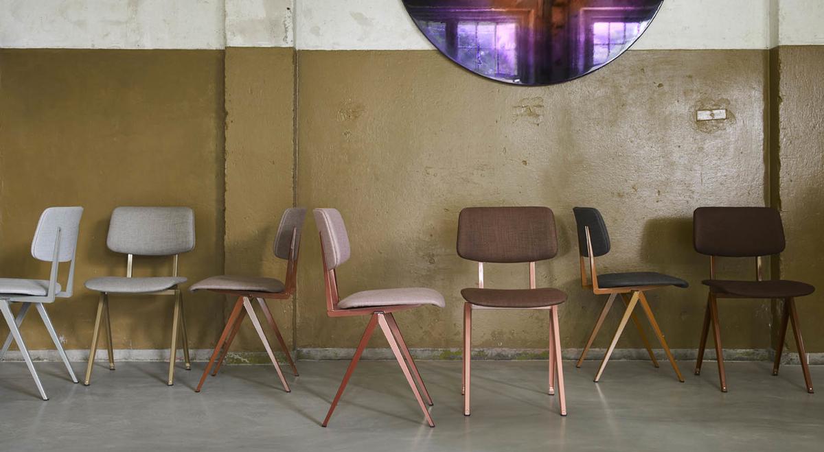 Leer de nóg groter Galvanitas Compass Collection kennen met deze vintage schoolstoelen