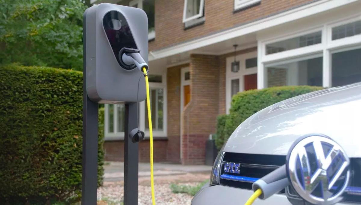 Een laadpaal op de oprit: waar moet je rekening mee houden?