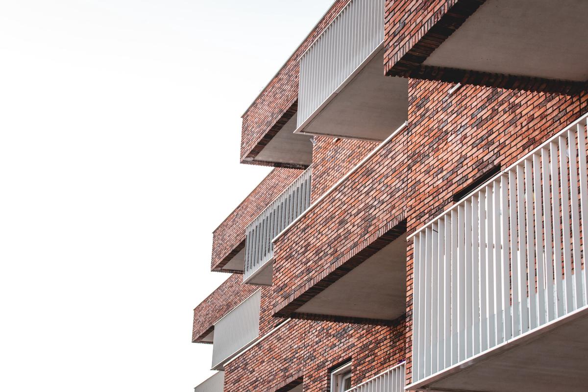 Zelf je gevel reinigen: tips over wat je zelf kunt en wat je wil uitbesteden