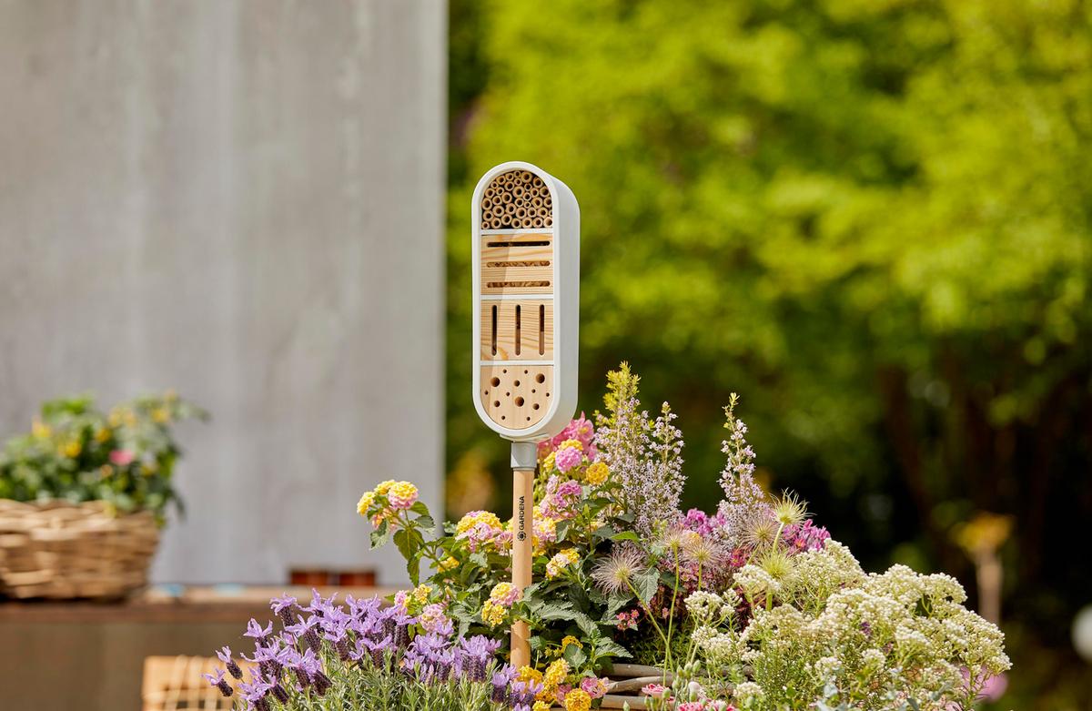 Vogelvoederbak, fakkel of modern insectenhotel: het kan allemaal in jouw tuin met dit GARDENA ClickUp systeem