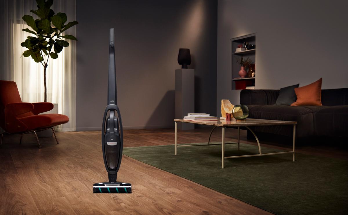 Schoon, schoner, schoonst! Deze draadloze steelstofzuigers van AEG maken jouw huis kruimel- en stofvrij