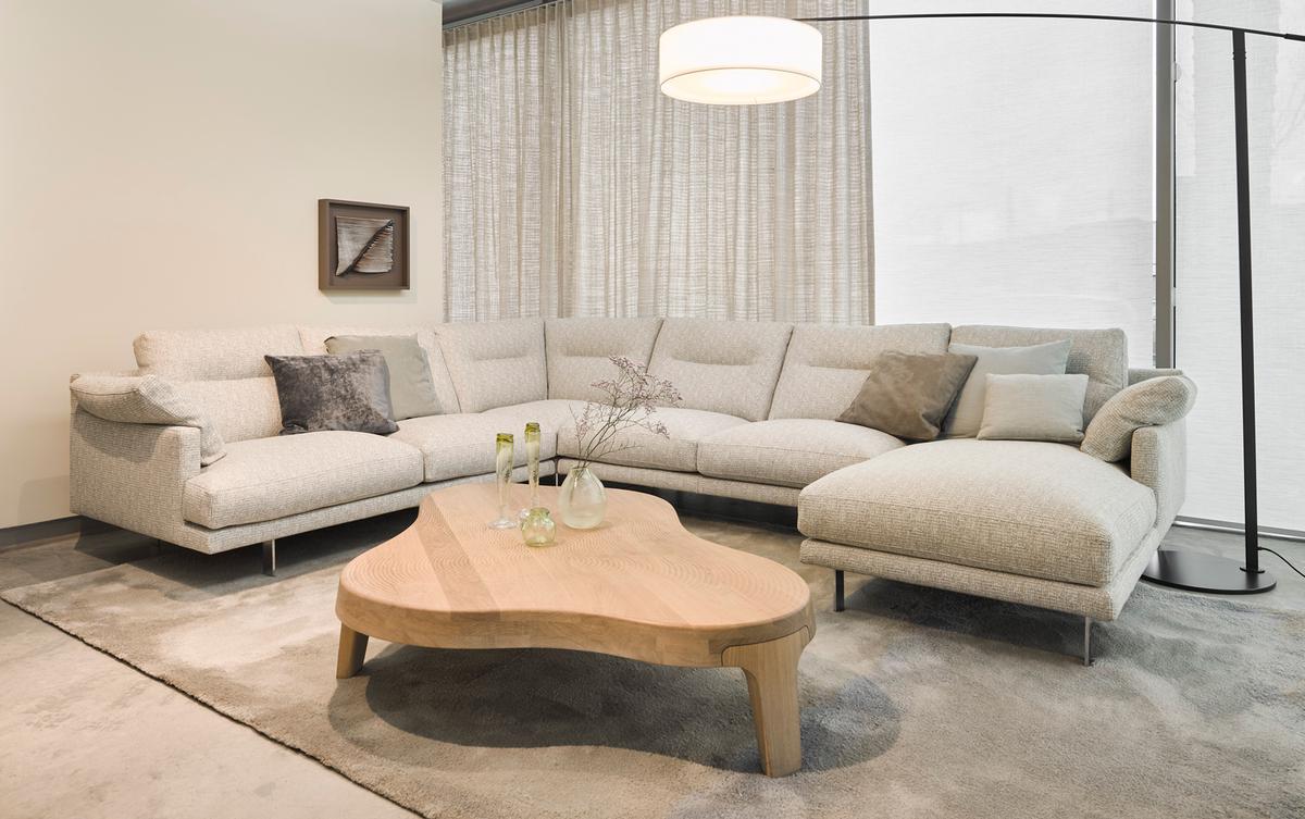 Bekijk organisch design op haar best: de Isola tafel van LINTELOO is de blikvanger van de kamer