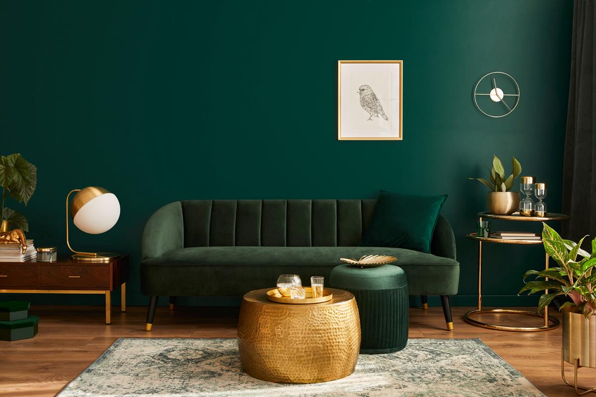 Met deze items creëer je een chique boutiquehotel stijl in huis: van kroonluchters tot velvet banken