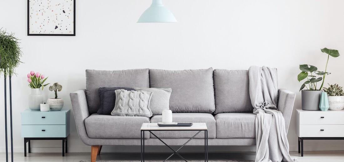 Hoe kan ik het best mijn stoffen modulaire bank mooi houden?