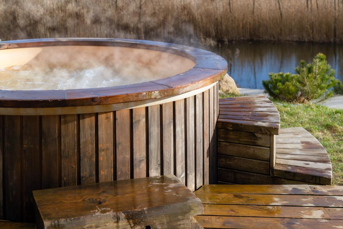 Dit wil je: een kunststof hottub in de tuin voor het ultieme wellness gevoel